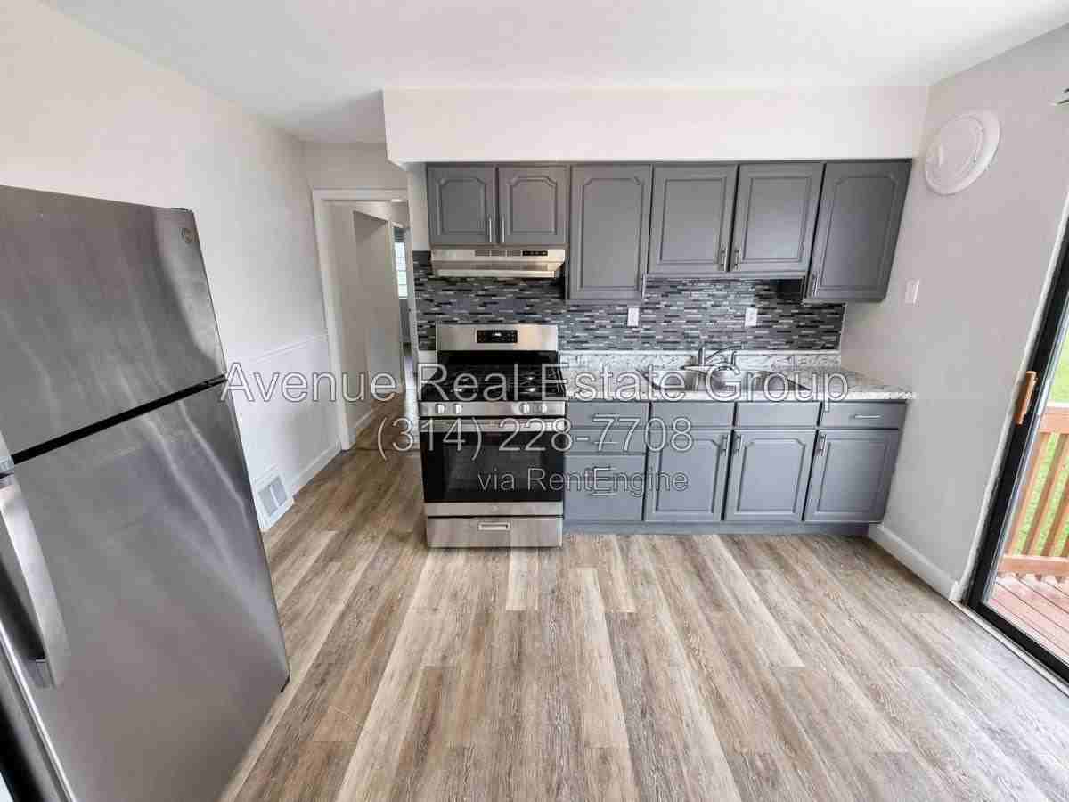 830 Loekes Dr - Photo 3 of 10