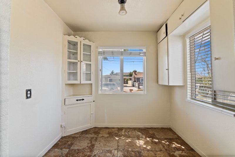 11012 Eastwood Ave - Photo 4 of 10
