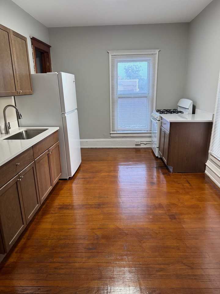 112 Eastern Ave Se #2 - Photo 5 of 19