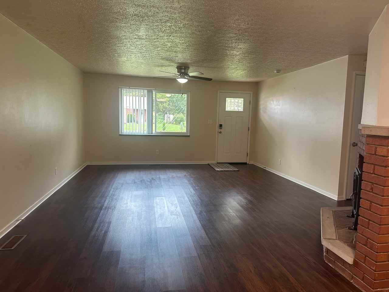 4055 Royal Oak Dr - Photo 3 of 12