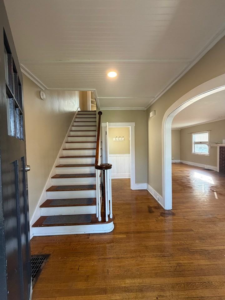 126 E Washington Ave - Photo 3 of 20