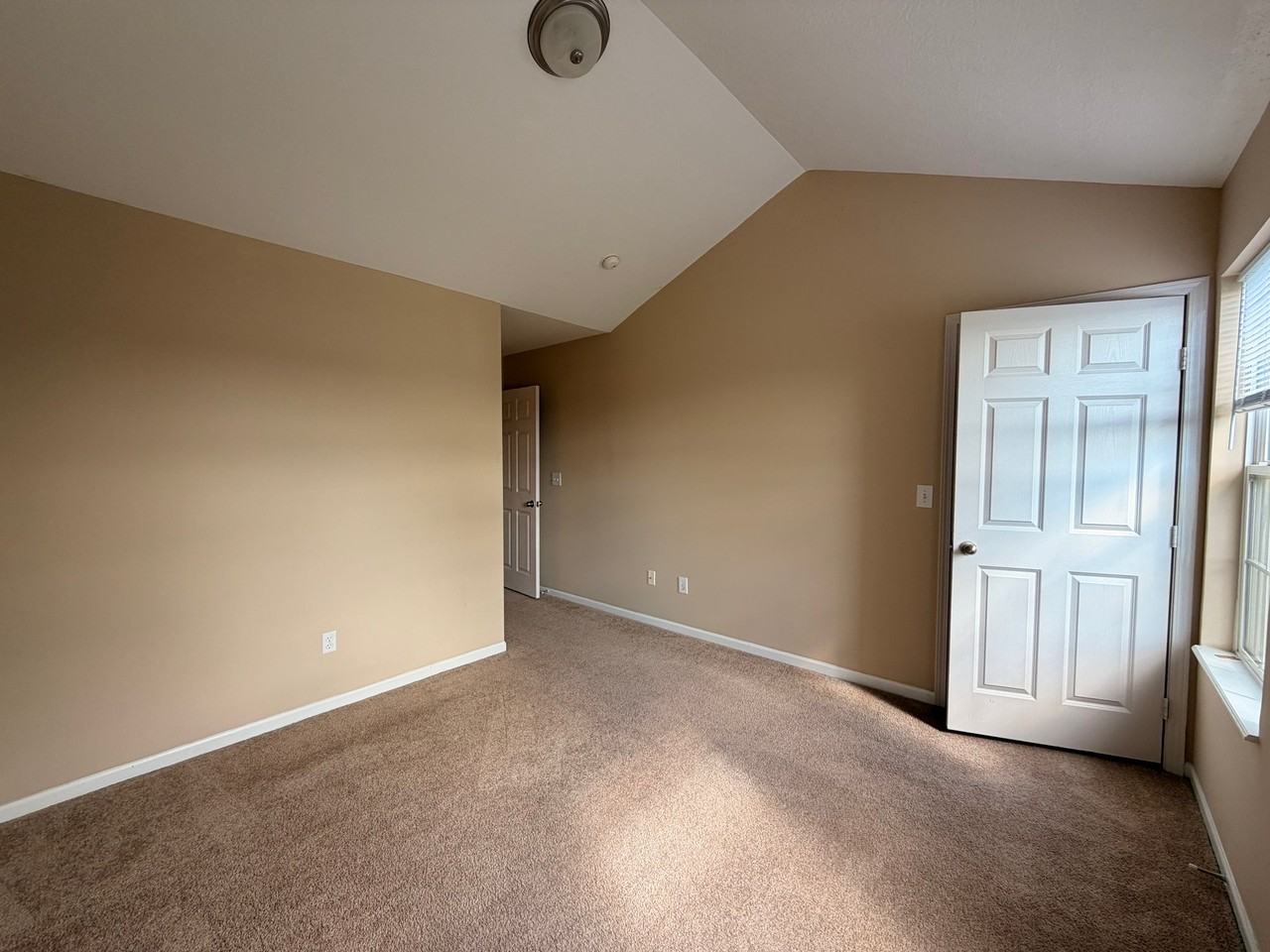 1020 Hartford Village Blvd - Photo 4 of 38