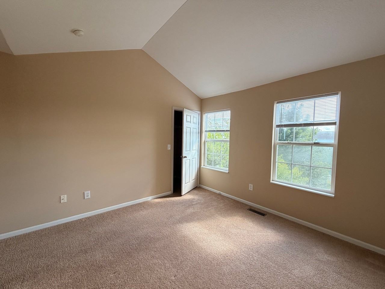 1020 Hartford Village Blvd - Photo 5 of 38