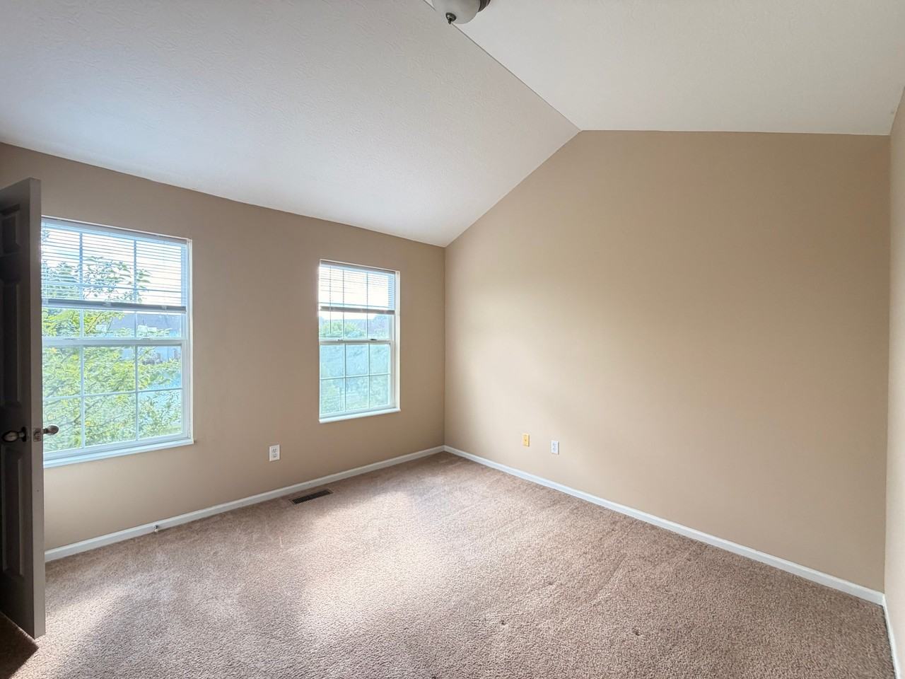 1020 Hartford Village Blvd - Photo 6 of 38