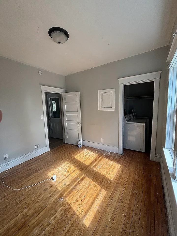 3015 Wellington St - Photo 3 of 12
