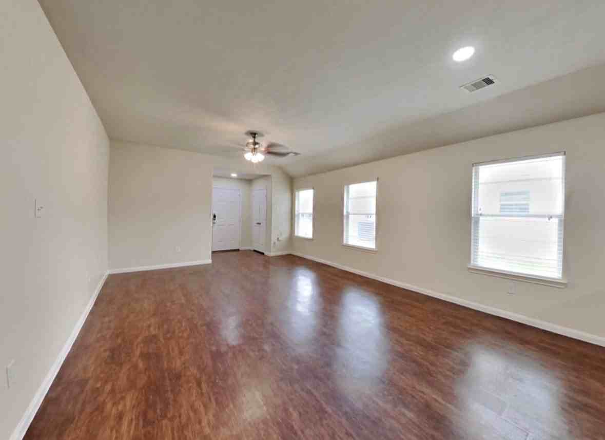 816 N Piedras St - Photo 2 of 7