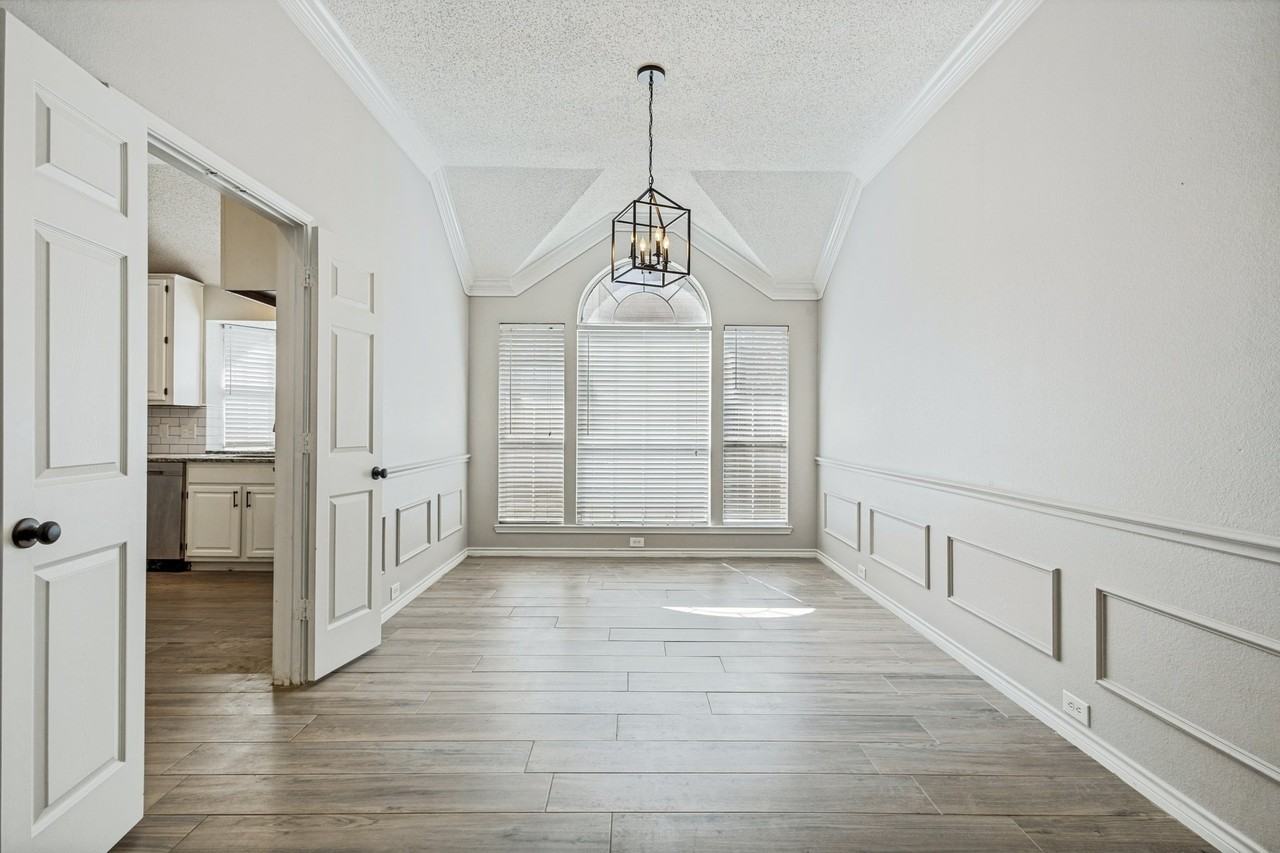 2911 Stonepointe - Photo 3 of 20