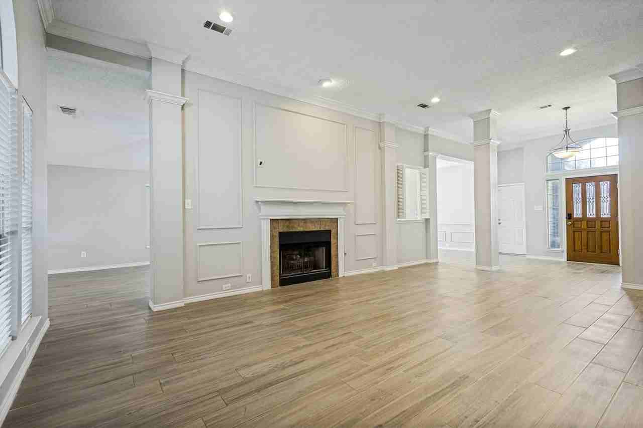 2911 Stonepointe - Photo 4 of 20