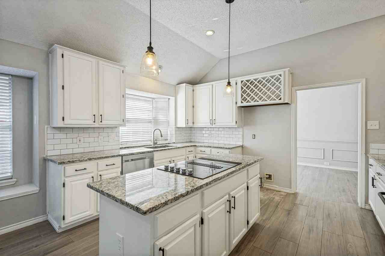 2911 Stonepointe - Photo 6 of 20