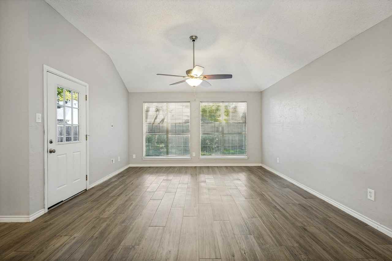 2911 Stonepointe - Photo 7 of 20