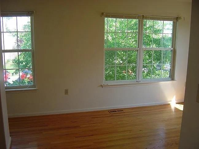 301 Barrington Ln - Photo 3 of 7