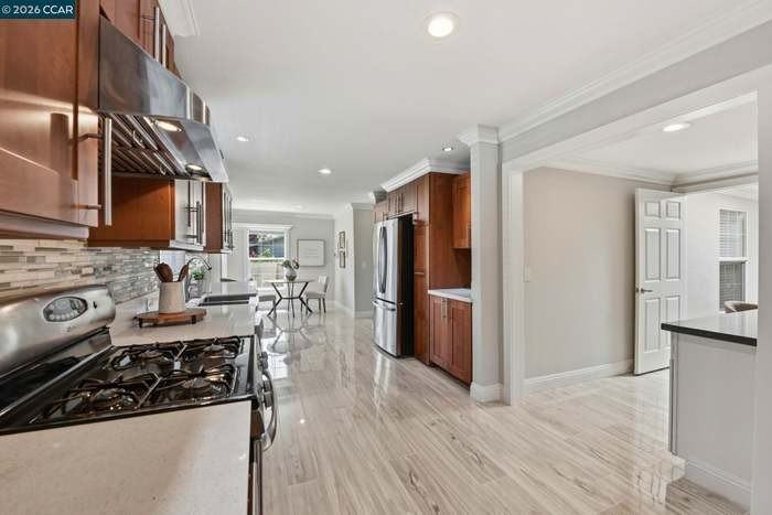 916 Bataan Avenue - Photo 4 of 13