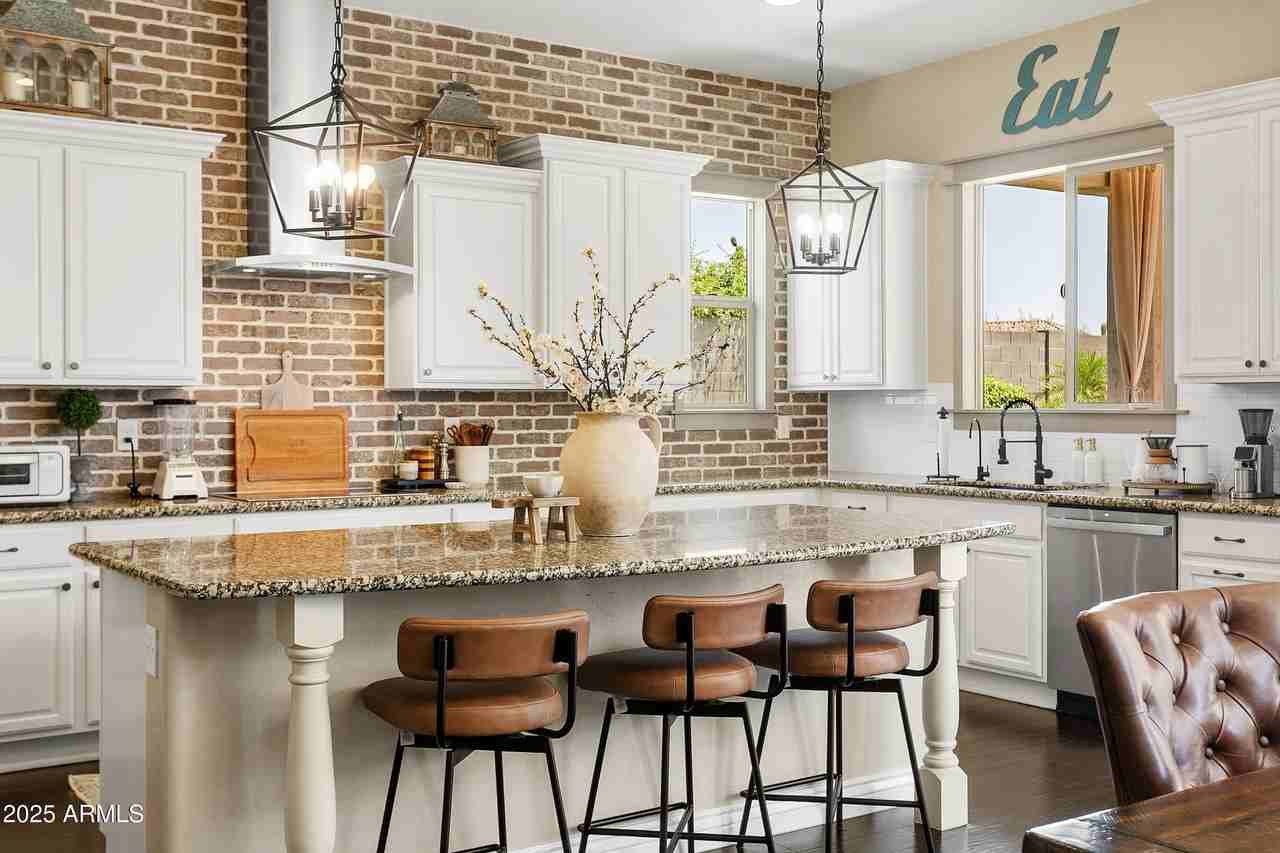 5803 E Parnell Dr - Photo 4 of 36
