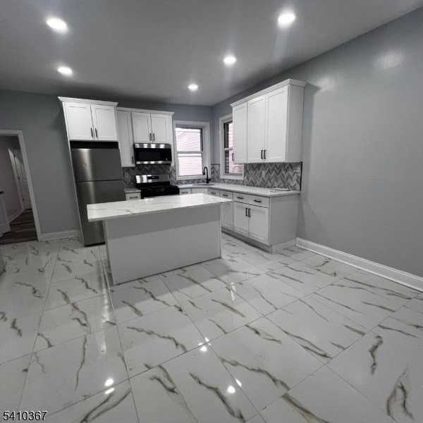 345 Summer Ave - Photo 2 of 9