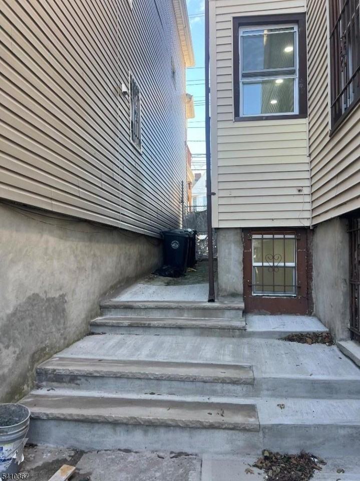 345 Summer Ave - Photo 6 of 9