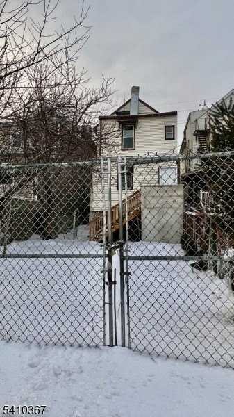 345 Summer Ave - Photo 7 of 9