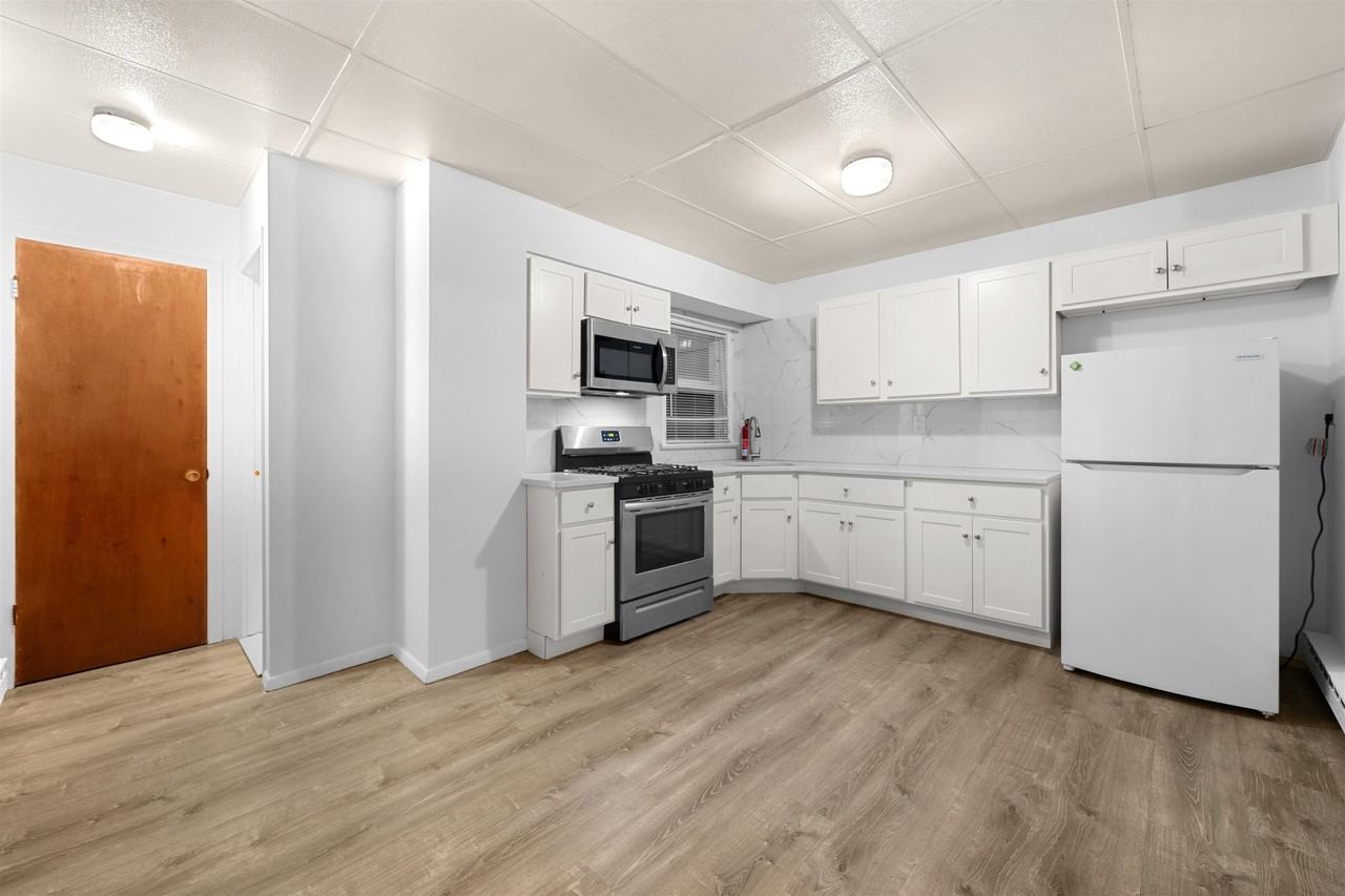 40 W 52nd St #1F - Photo 2 of 10