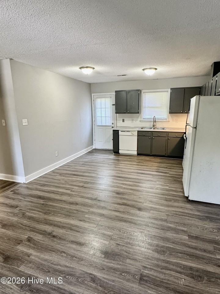 1400 E 1st St #B - Photo 3 of 12