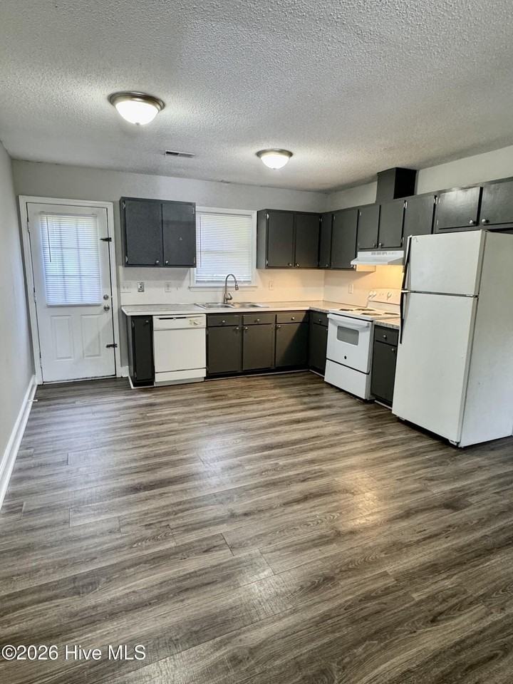 1400 E 1st St #B - Photo 4 of 12