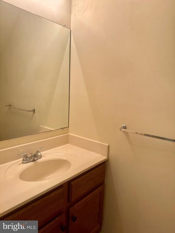 4711 Leyden Way - Photo 7 of 40