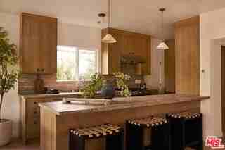 2411 Abbot Kinney Blvd - Photo 3 of 8