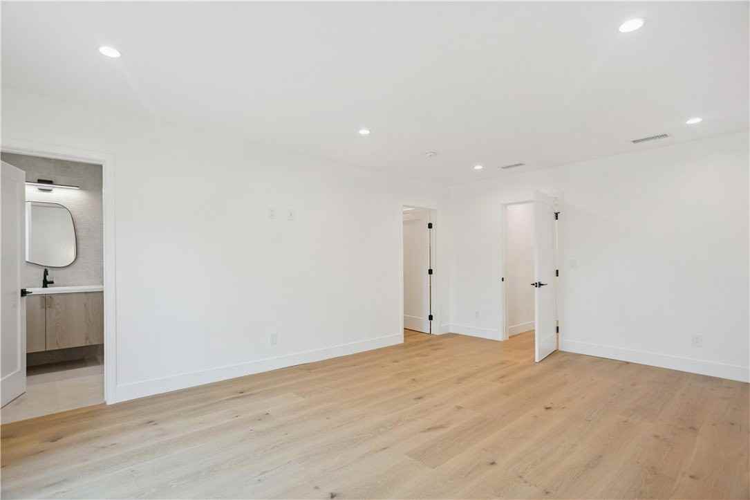 5743 Natick Ave - Photo 2 of 8
