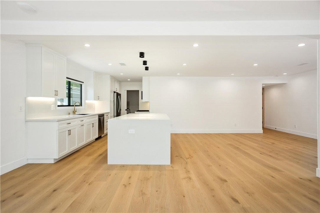 5743 Natick Ave - Photo 4 of 8