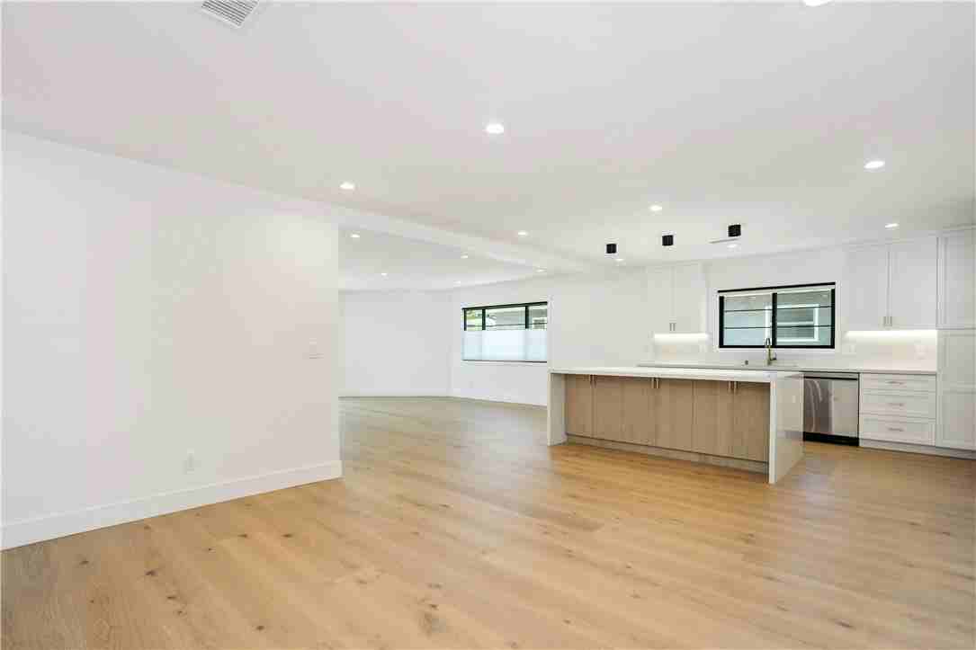 5743 Natick Ave - Photo 7 of 8