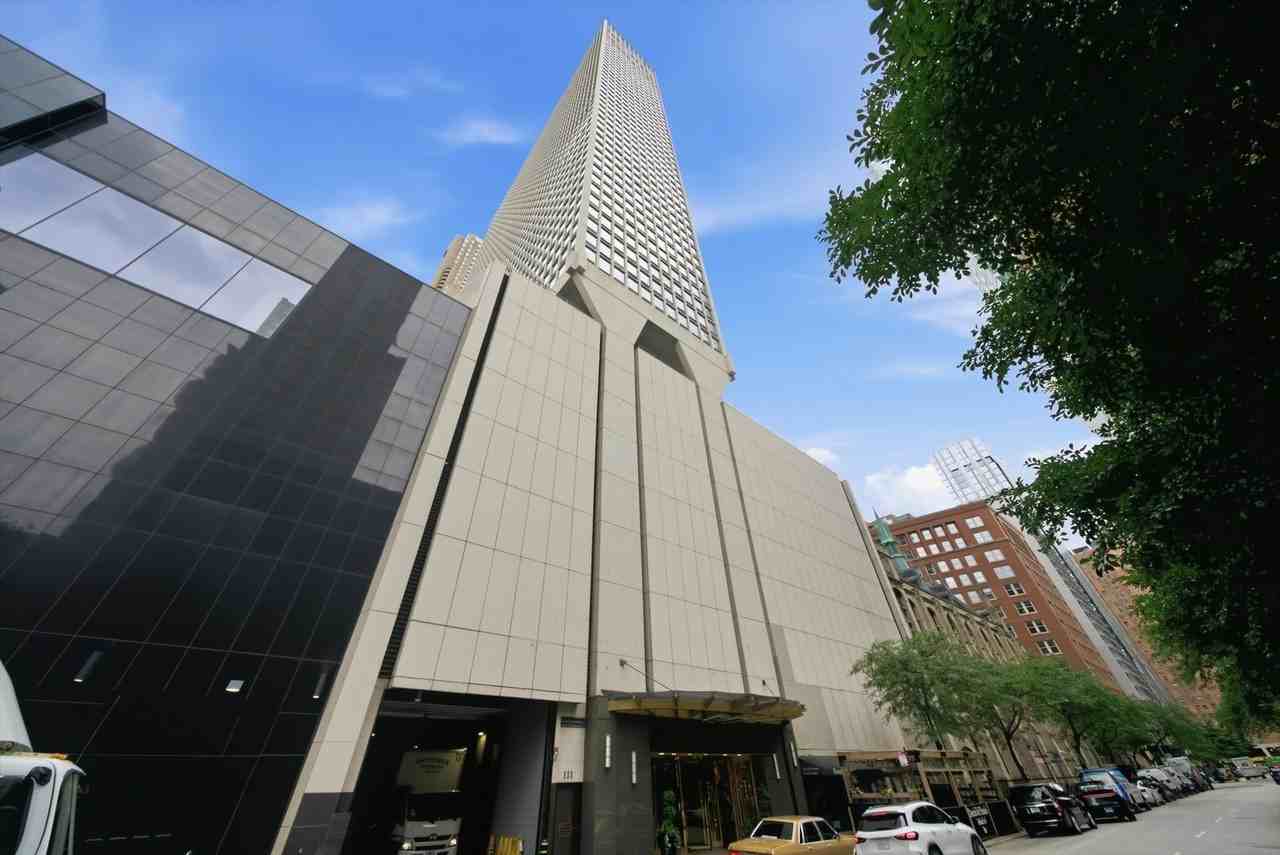 111 E Chestnut St #38F