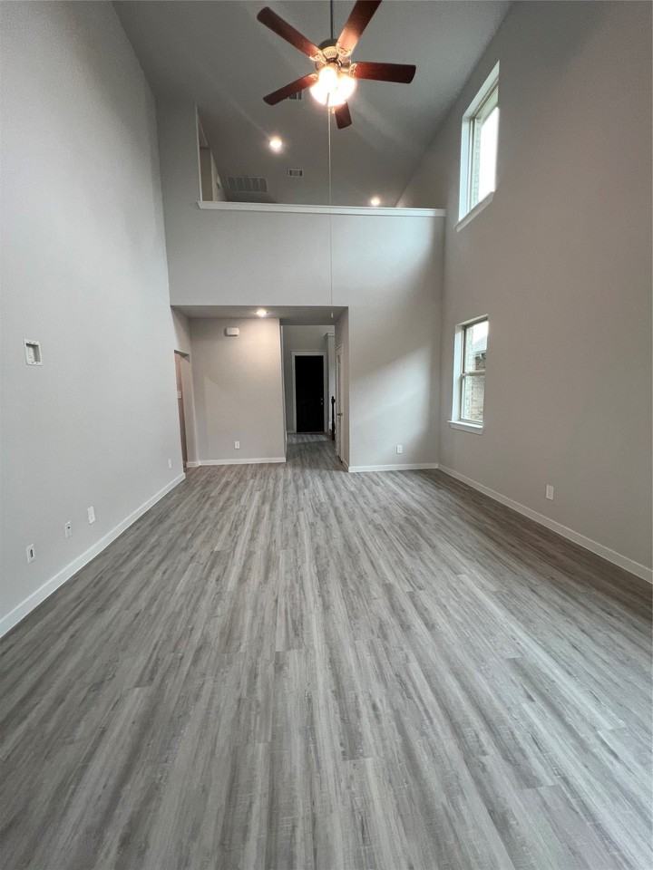 2907 Doggett Dr - Photo 6 of 27