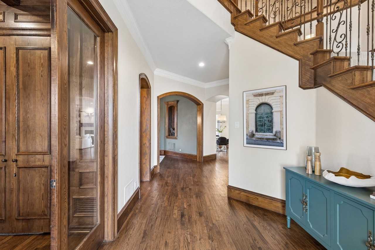 156 Stoneleigh Dr - Photo 3 of 36