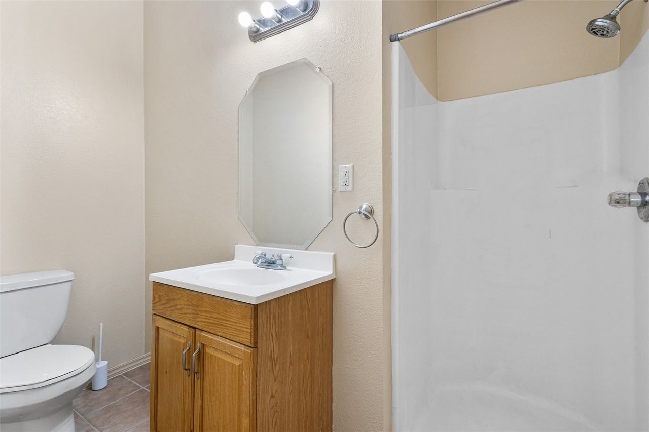 1235 E Leuda St - Photo 5 of 16