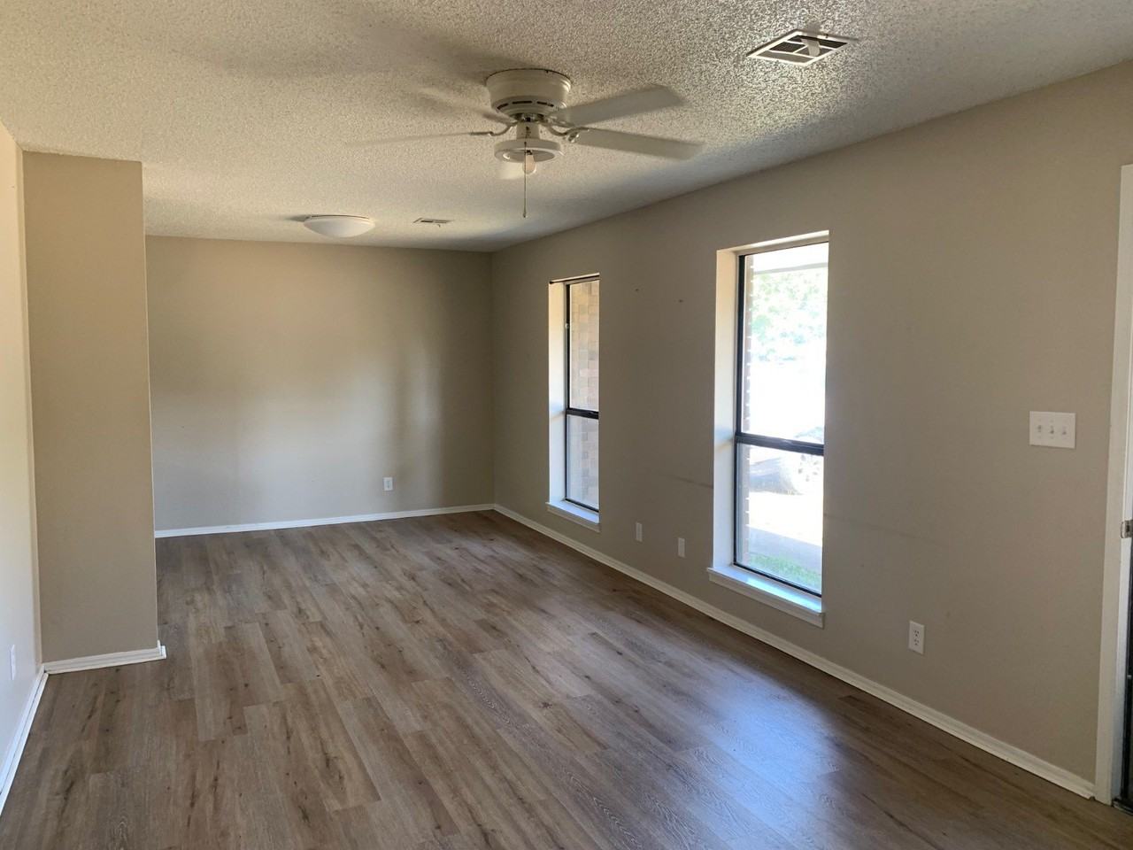 2122 W Austin Ave - Photo 3 of 6