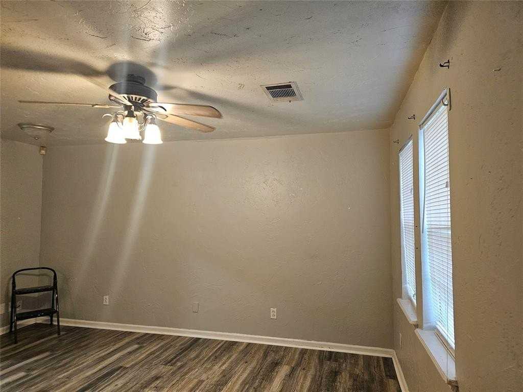 1112 Jet Dr - Photo 3 of 21
