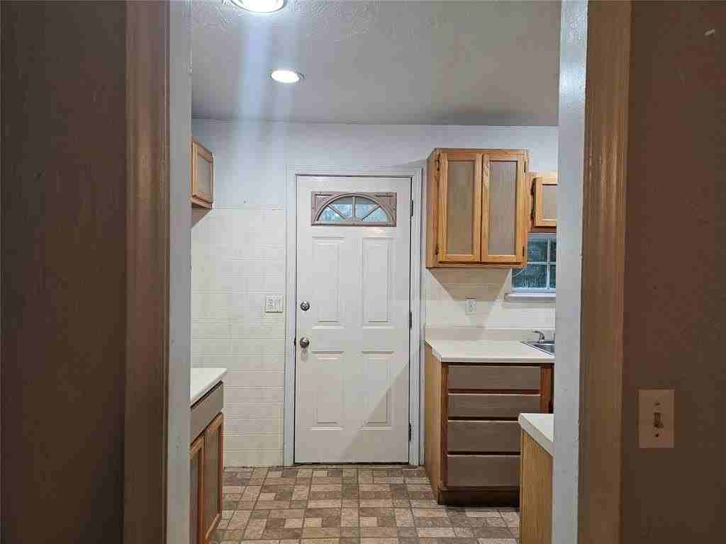 1112 Jet Dr - Photo 6 of 21