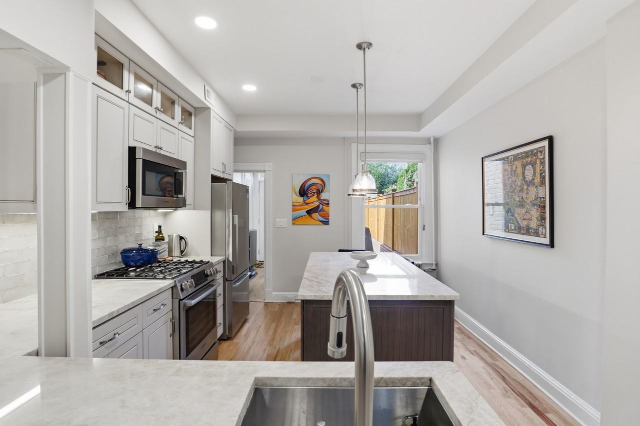 1526 D St Se #1 - Photo 6 of 35
