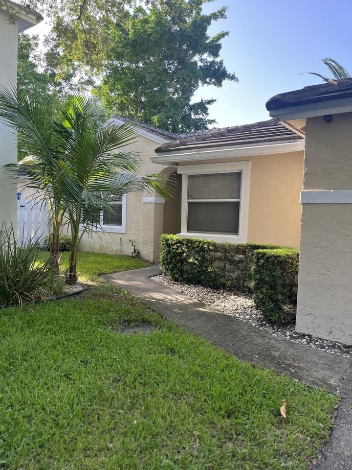 845 Nw 98th Ave - Photo 2 of 22