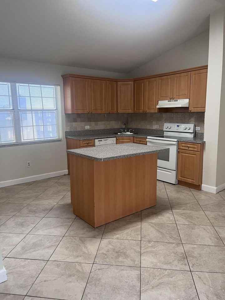 845 Nw 98th Ave - Photo 5 of 22