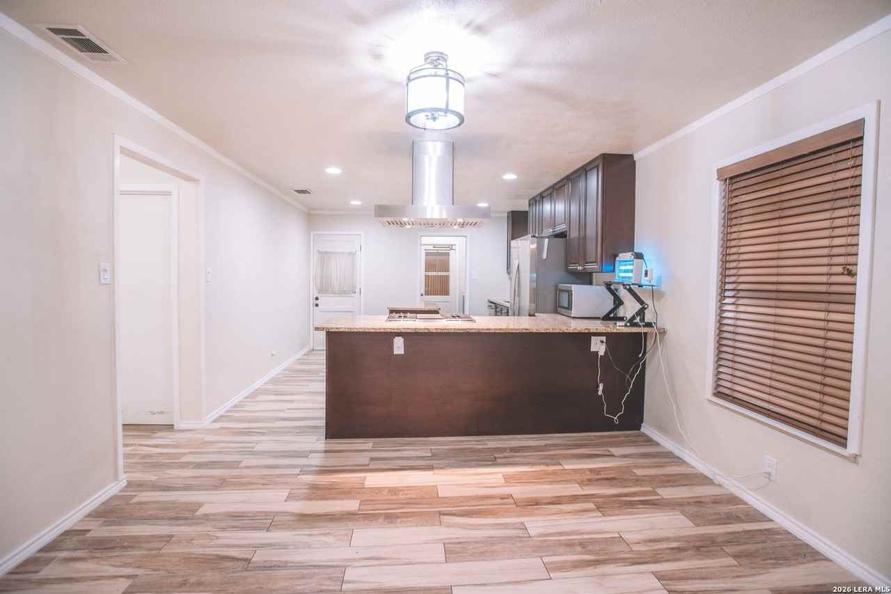 206 University Ave - Photo 3 of 15