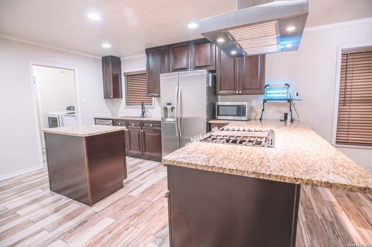 206 University Ave - Photo 4 of 15