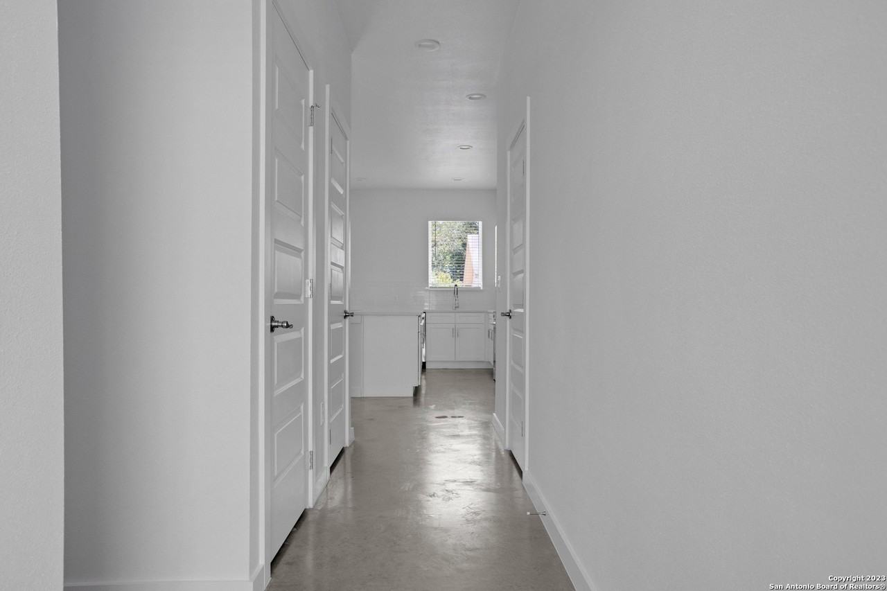 911 Piedmont Ave - Photo 2 of 25