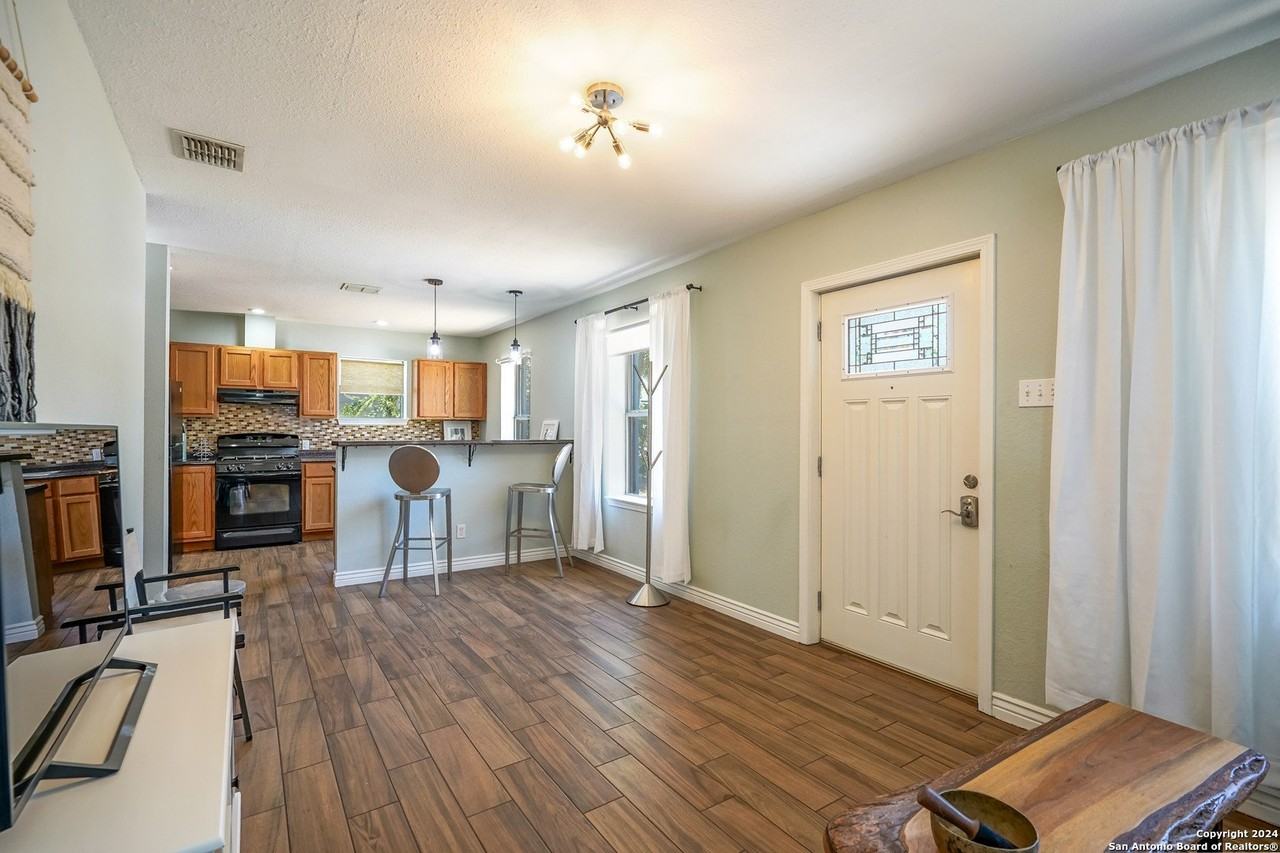 530 E Myrtle St - Photo 4 of 27