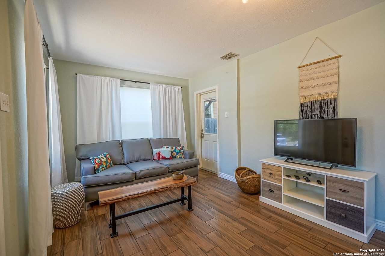 530 E Myrtle St - Photo 5 of 27