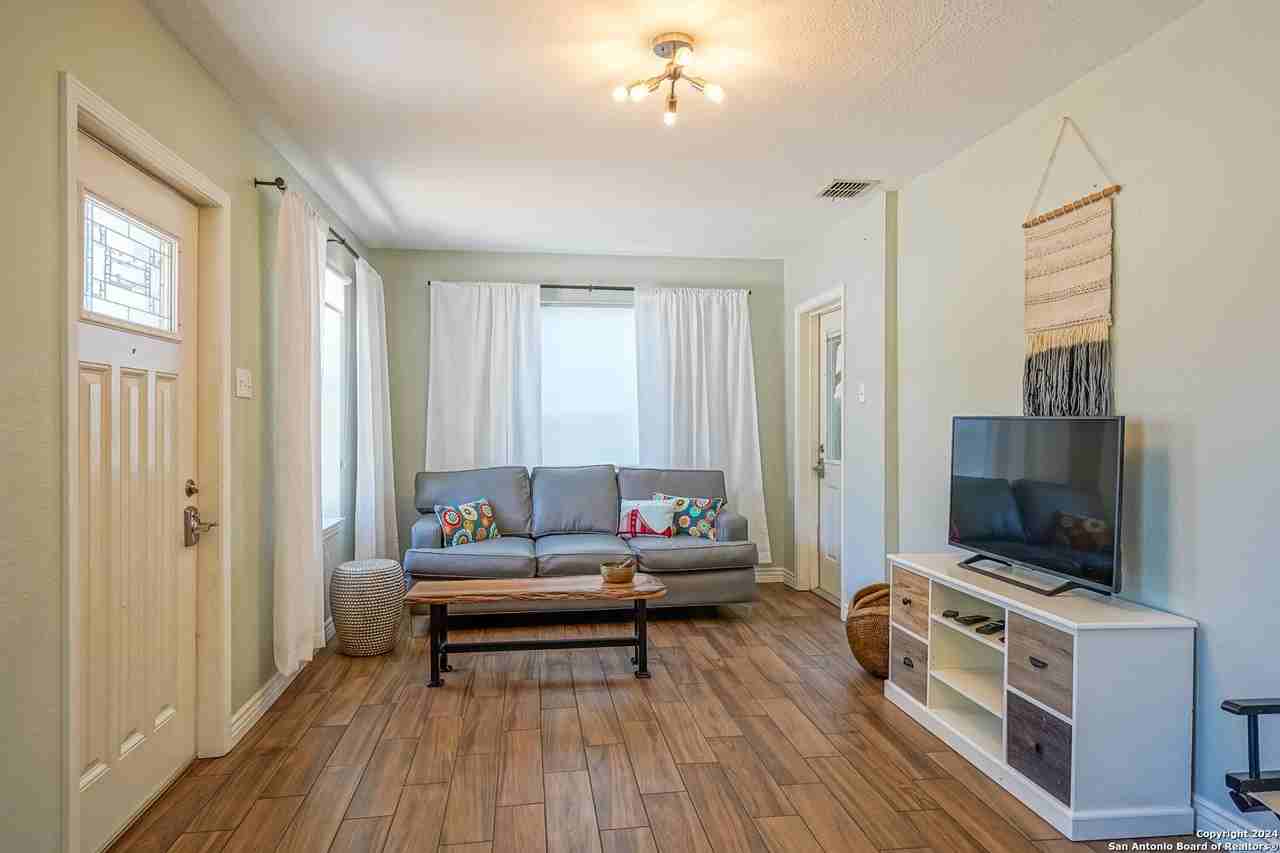 530 E Myrtle St - Photo 7 of 27