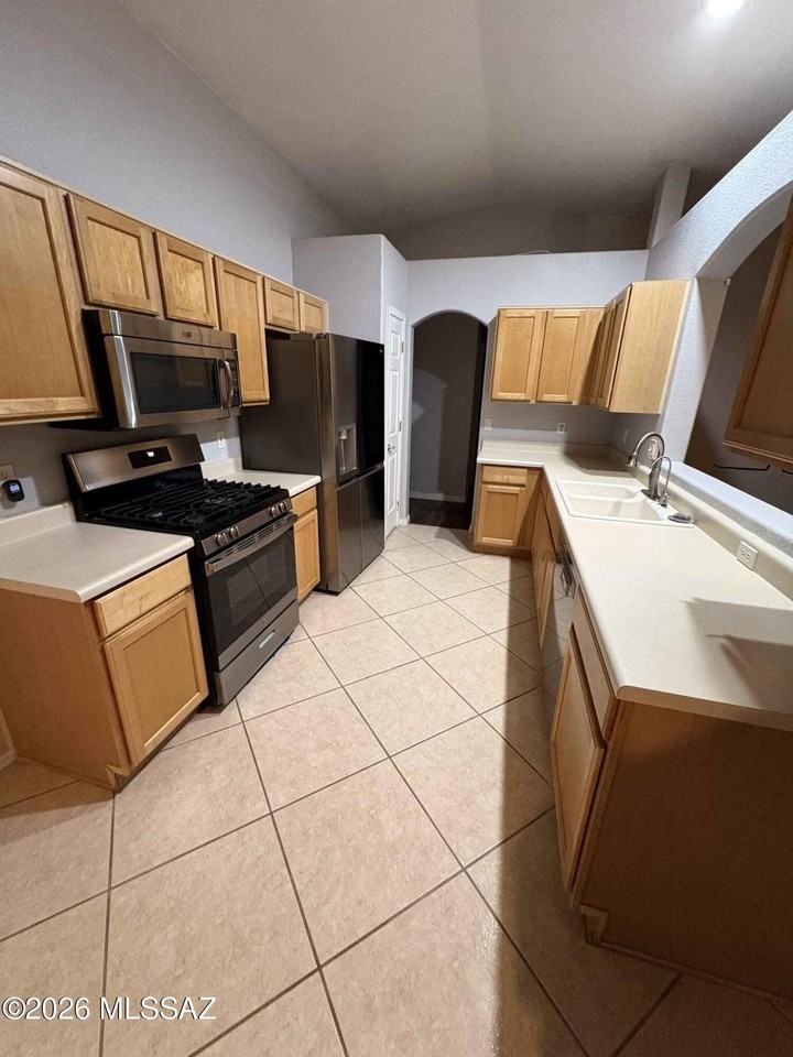 8885 N Majestic Mountain Dr - Photo 4 of 16