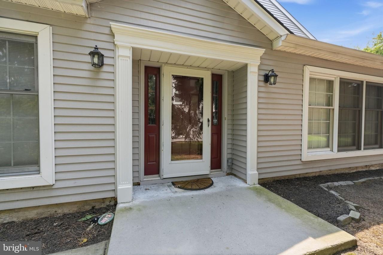 7 Walton Ct - Photo 3 of 31
