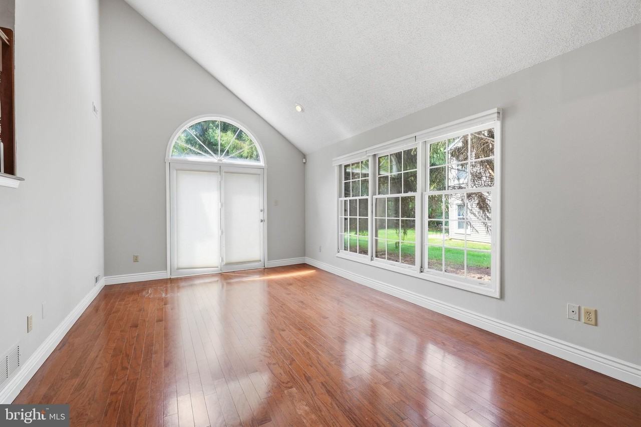 7 Walton Ct - Photo 4 of 31
