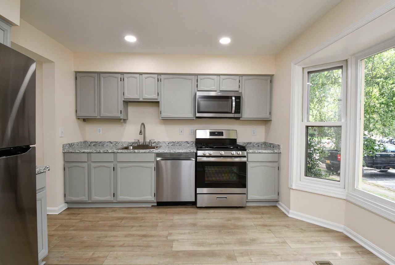 10709 Gideon Ct - Photo 4 of 41