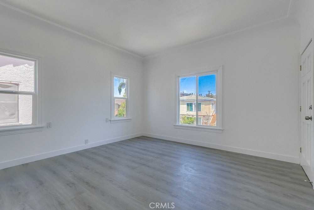 1009 Coronado Ave - Photo 7 of 37