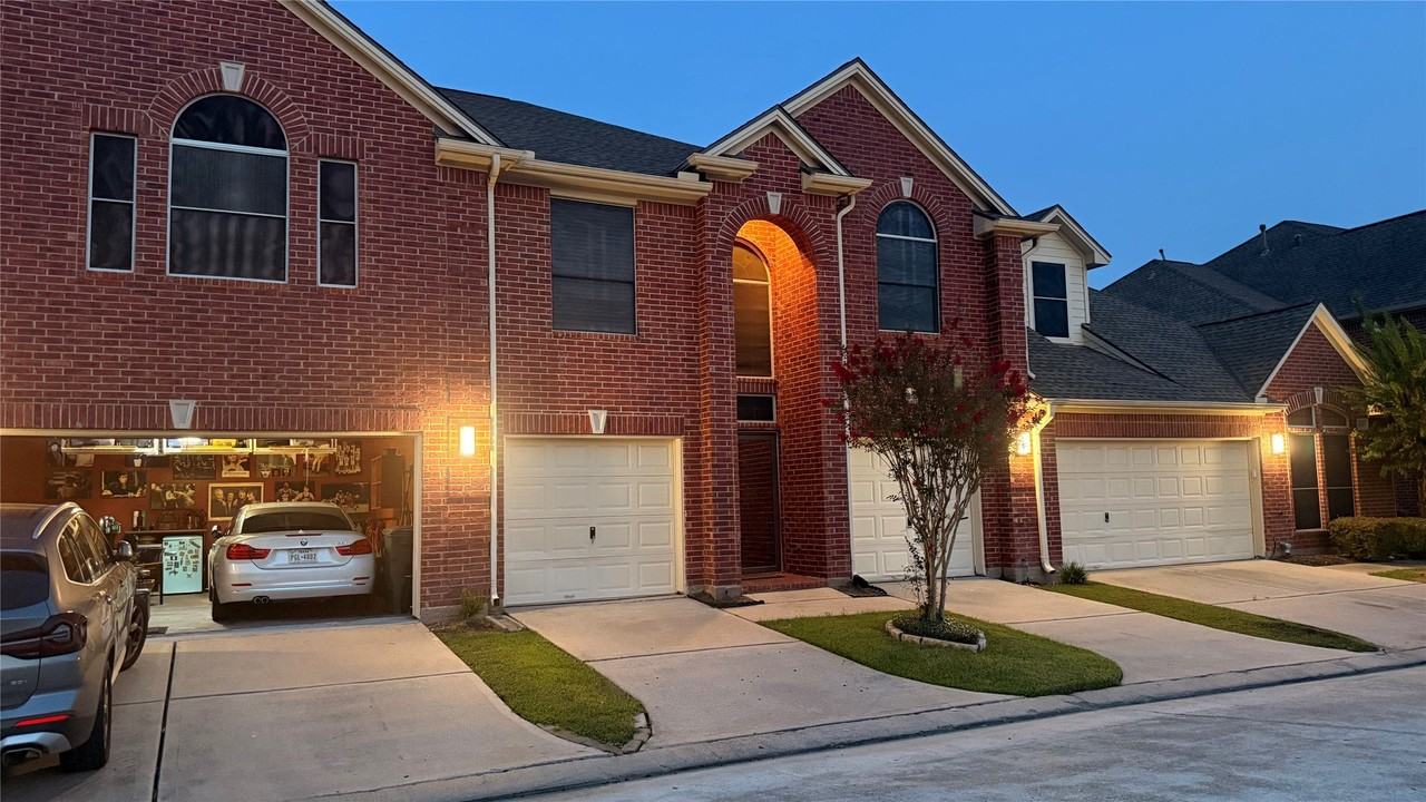 1408 S Friendswood Dr